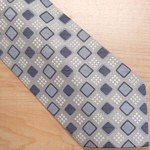 Sophisticated Silver and Gray Geometric Pattern Tie
